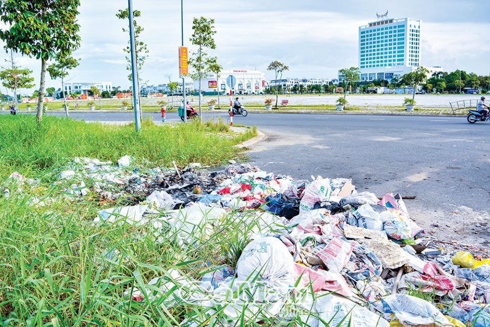 be littered with sth