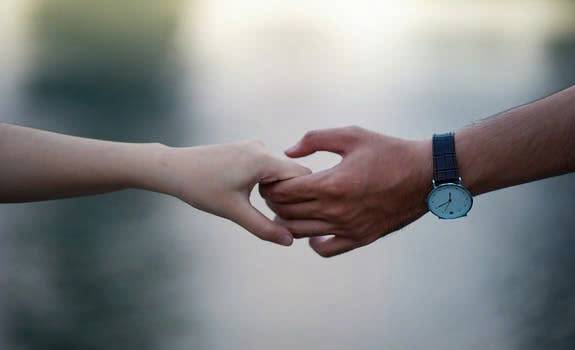 go hand in hand with sth