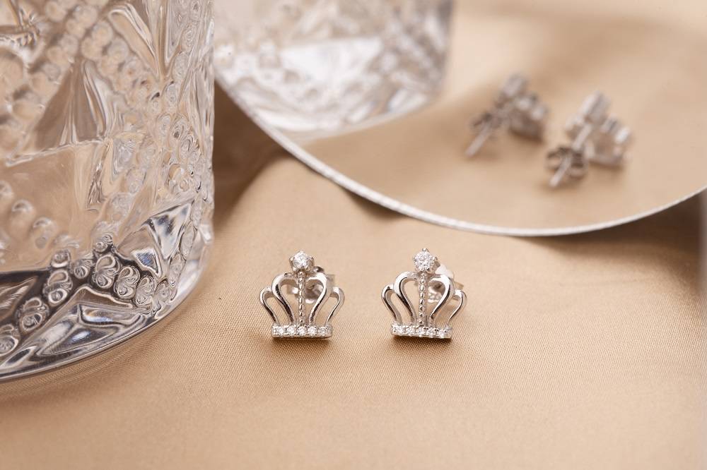 be adorned with sth