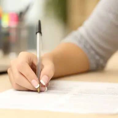 enrol in/on sth