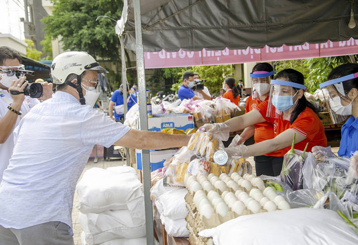 Distribute sth to sb/sth